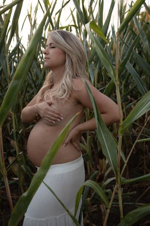 Zwangerschapsshoot waarin jouw buik en verwachting centraal staan, gefotografeerd door zwangerschapsfotograaf uit Eindhoven, Noord-Brabant