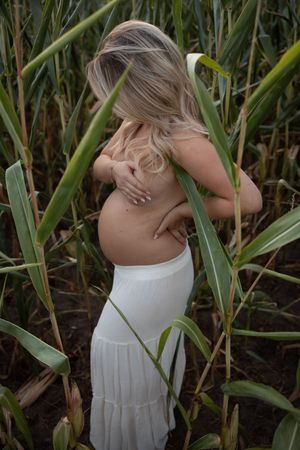 Professionele zwangerschapsshoot voor blijvende herinneringen, gefotografeerd door zwangerschapsfotograaf in Eindhoven, Noord-Brabant.