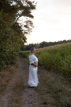 Professionele zwangerschapsshoot met zachte styling en pure emoties, gefotografeerd door zwangerschapsfotograaf uit Eindhoven, Noord-Brabant