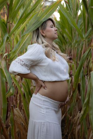 Zwangerschapsshoot met natuurlijke poses en tijdloze bewerking, gefotografeerd door zwangerschapsfotograaf in Eindhoven, Noord-Brabant.
