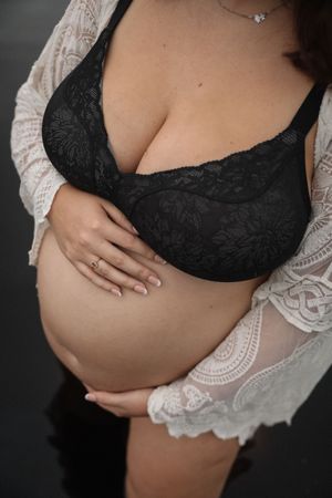 Intieme zwangerschapsshoot met focus op verwachting en emotie, gefotografeerd door zwangerschapsfotograaf Eindhoven, Noord-Brabant.