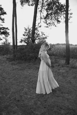 Liefdevolle zwangerschapsshoot met rustige styling, professioneel vastgelegd door zwangerschapsfotograaf Eindhoven, Noord-Brabant.