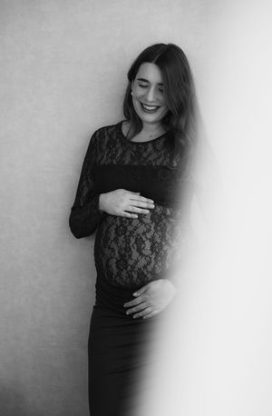 Intieme zwangerschapsshoot met liefdevolle details, gefotografeerd door zwangerschapsfotograaf uit Eindhoven, Noord-Brabant.