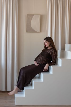 Tijdloze zwangerschapsshoot waarin jouw zwangerschap centraal staat, gefotografeerd door zwangerschapsfotograaf in Eindhoven, Noord-Brabant.