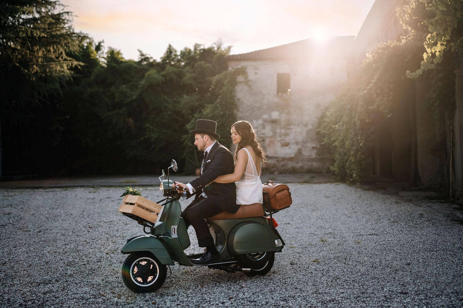 Sposi in vespa al tramonto durante un matrimonio a Padova