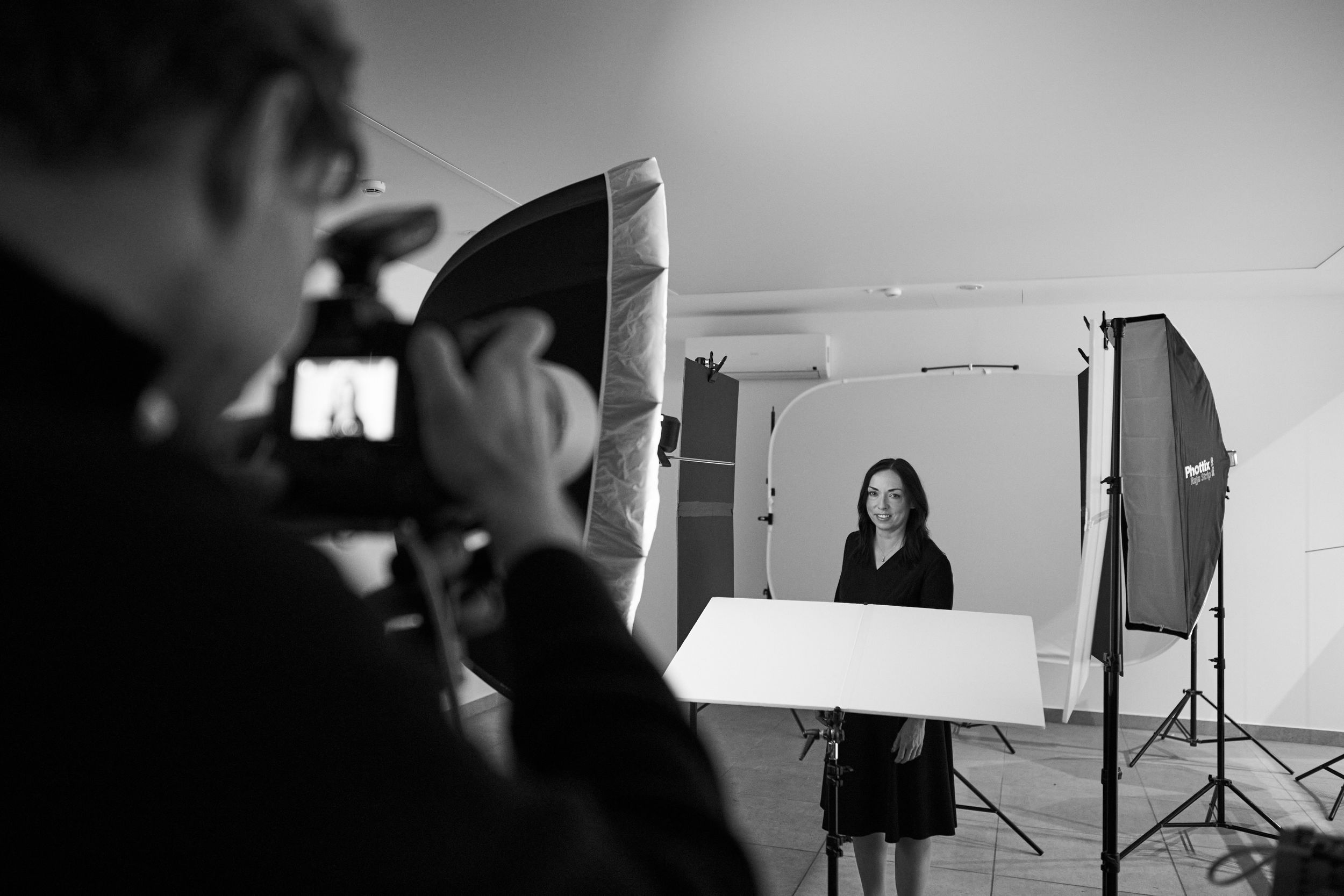 Kulisy sesji zdjęciowej w salonie Audi z fotografami i modelami w profesjonalnym studiu. Fotografia biznesowa Lublin.