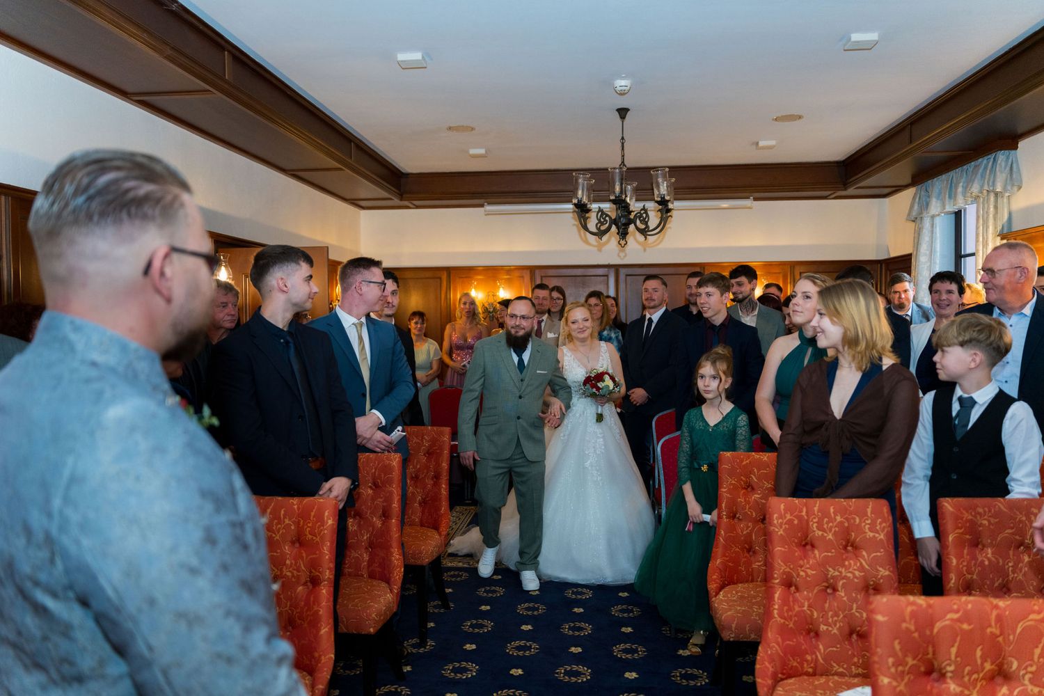 Hochzeitsfotograf Berlin – Standesamtliche Trauung im Cambridge Zimmer des Lakeside Burghotel Strausberg mit rotem Teppich und eleganter Atm