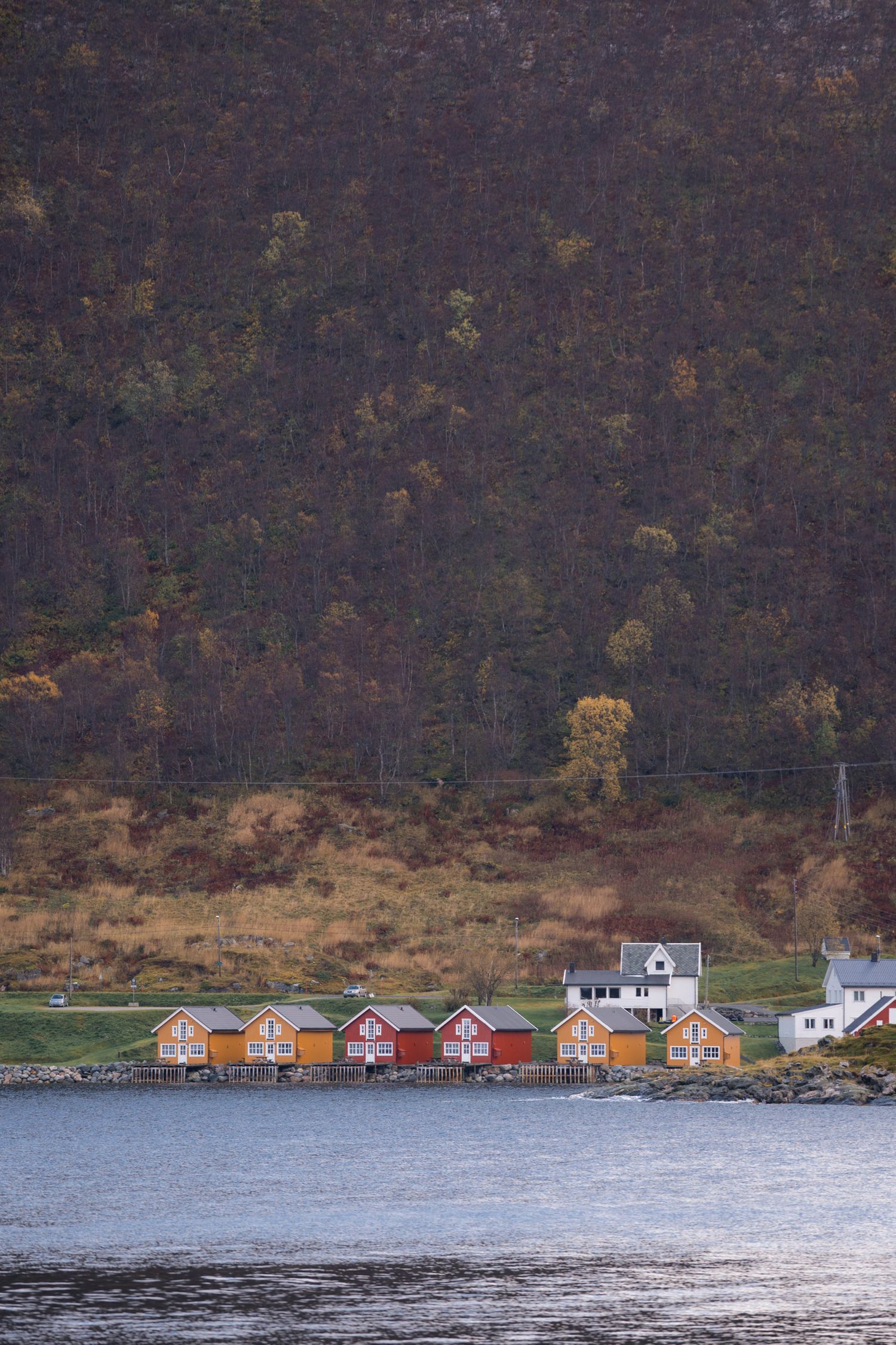 lauklines et ses six rorbu rouges et jaunes au bord du fjord