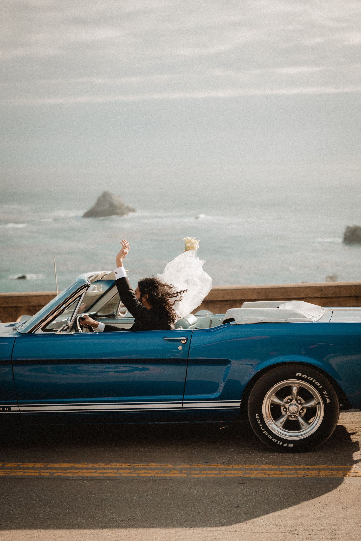 vintage car bride and groom photos in big sur