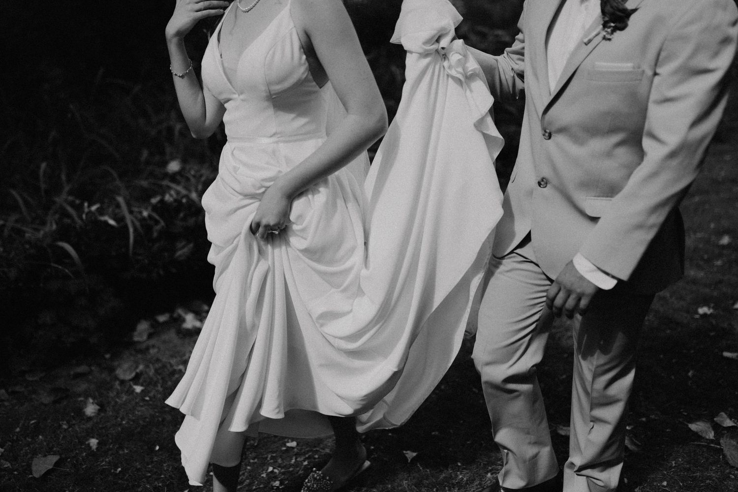 an oregon coast wedding photographer specializing in elopements and intimate weddings for adventurous, emotive couples