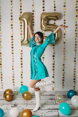 Teenager posing for camera with a balloon that says 15 in the background

Best child photographer, Peoria, IL.