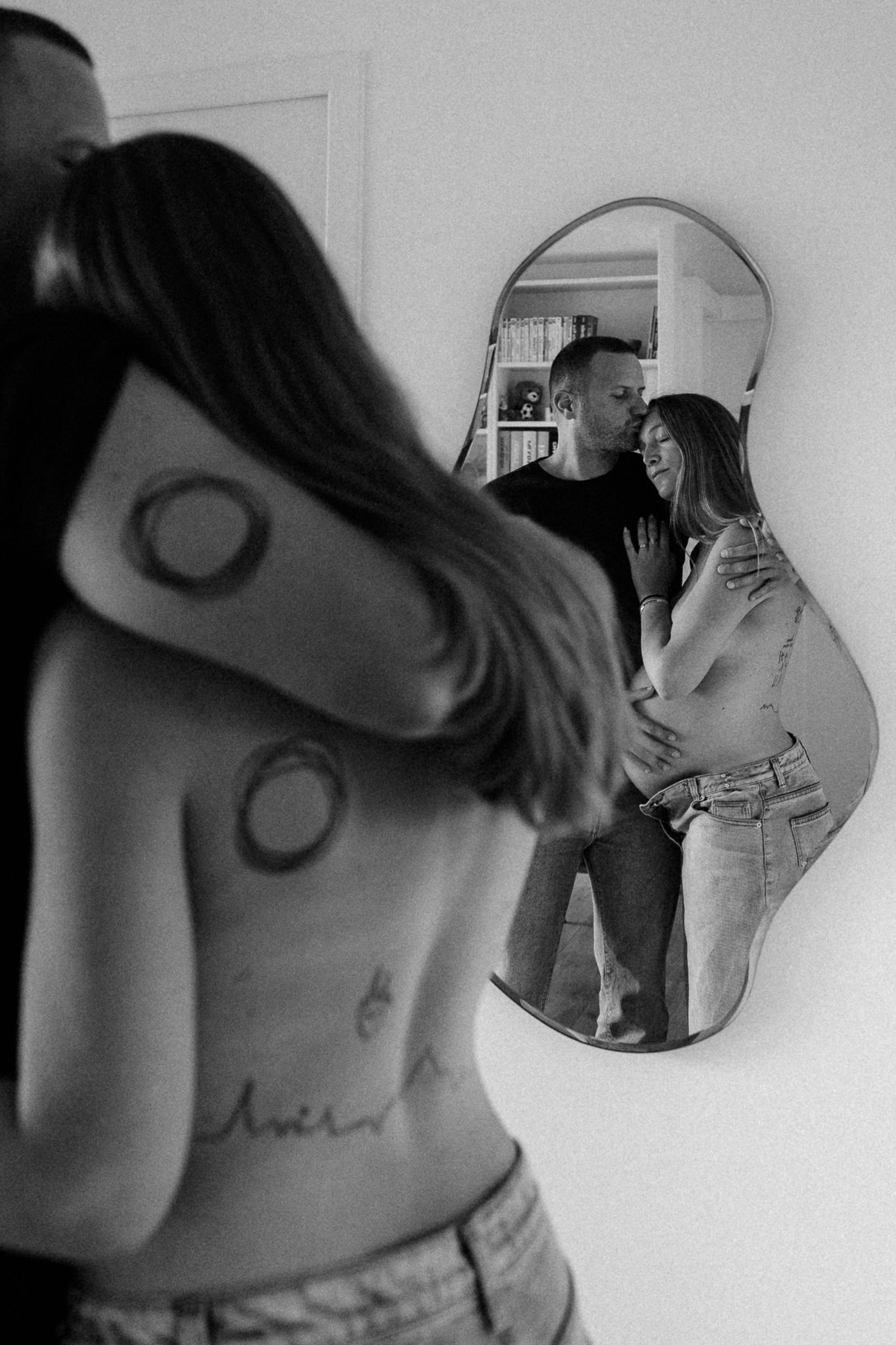 Couple en attente de leur enfant, photographie a domicile a Lille dans une seance maternite douce, elegante et centree sur les emotions.