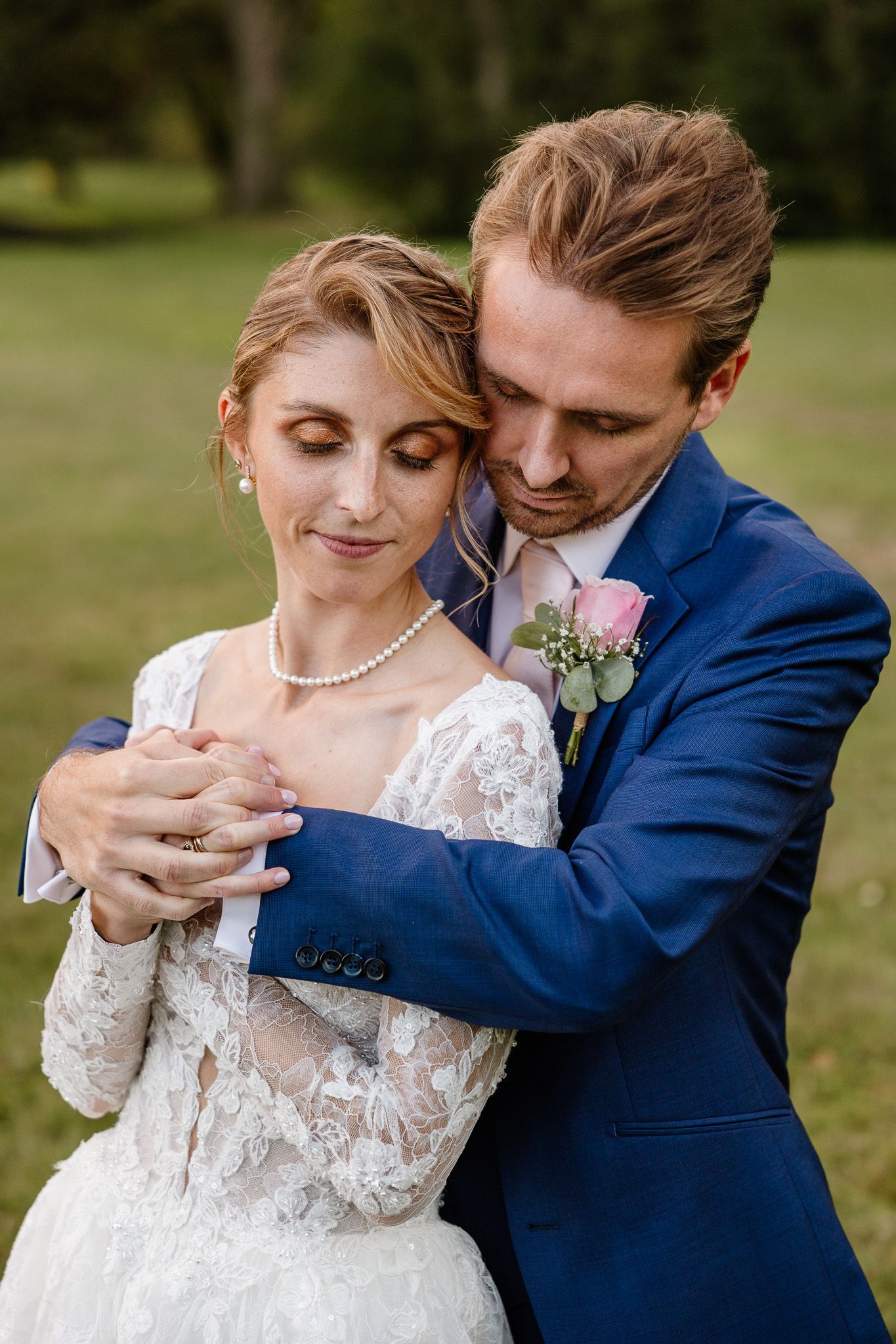 Reportage mariage Lille : photos romantiques au crepuscule, une parenthese calme dans la frenesie du mariage.