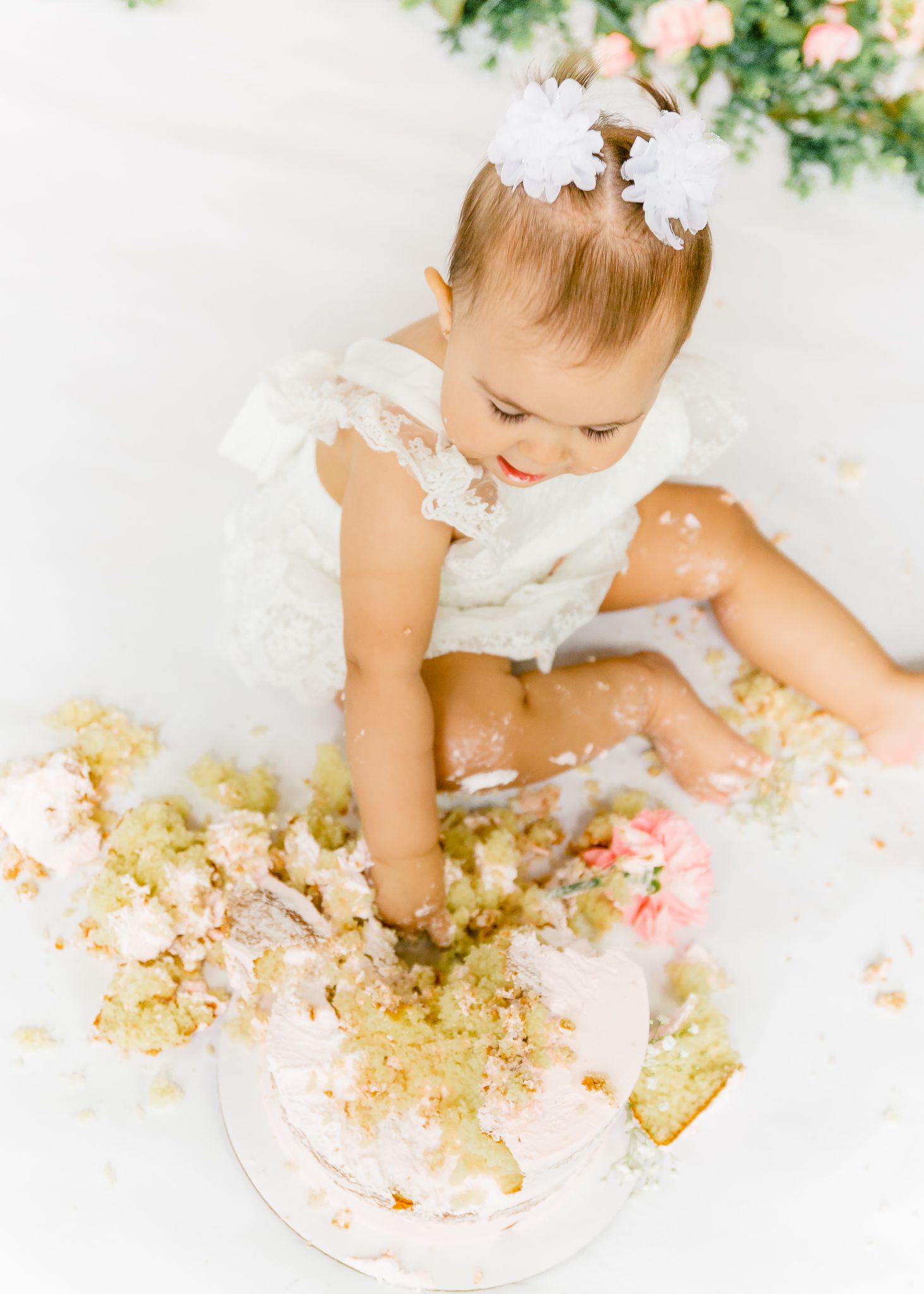 one year old birthday photoshoot. cakesmash photoshoot in Greeley Colorado indoor studio.