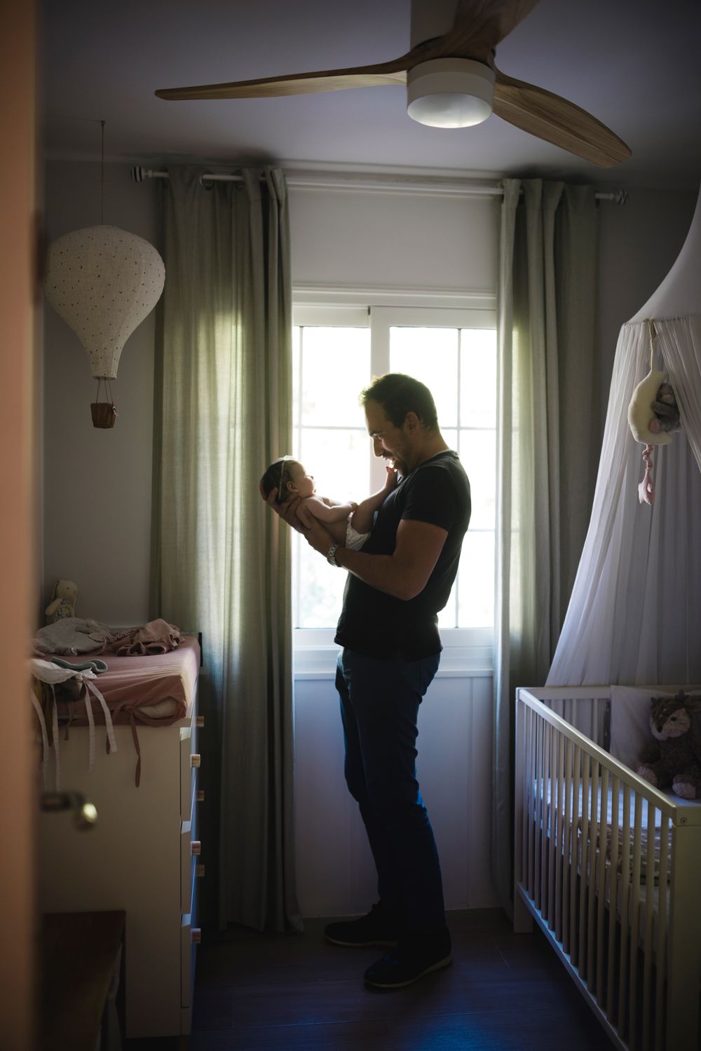 "Fotografía lifestyle natural en Barcelona. Capturo momentos auténticos con luz natural, transmitiendo emociones y contando historias reales
