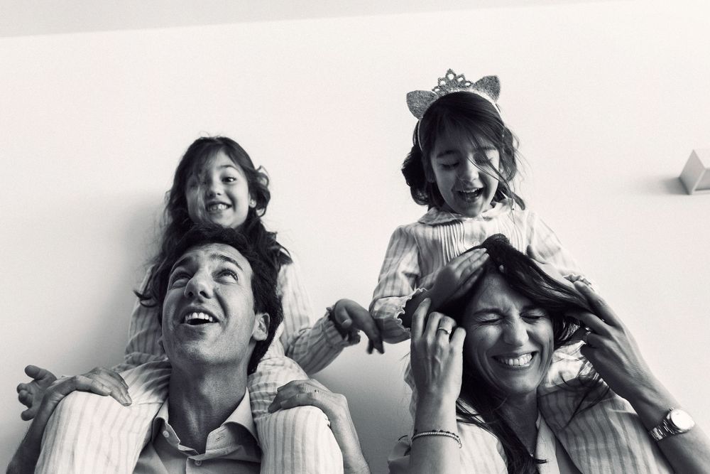 Fotografía familiar en blanco y negro en su casa de Barcelona