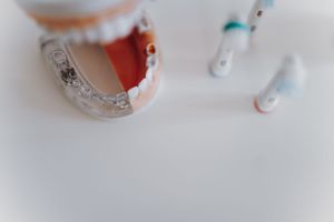Dies ist eine Nahmaufnahme von Zahnarztbesteck direkt im Behandlungszimmer von Zahnarzt Dr. Lehmann in Helmstedt.