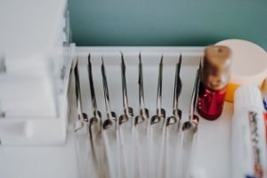 Dies ist eine Nahmaufnahme von Zahnarztbesteck direkt im Behandlungszimmer von Zahnarzt Dr. Lehmann in Helmstedt.