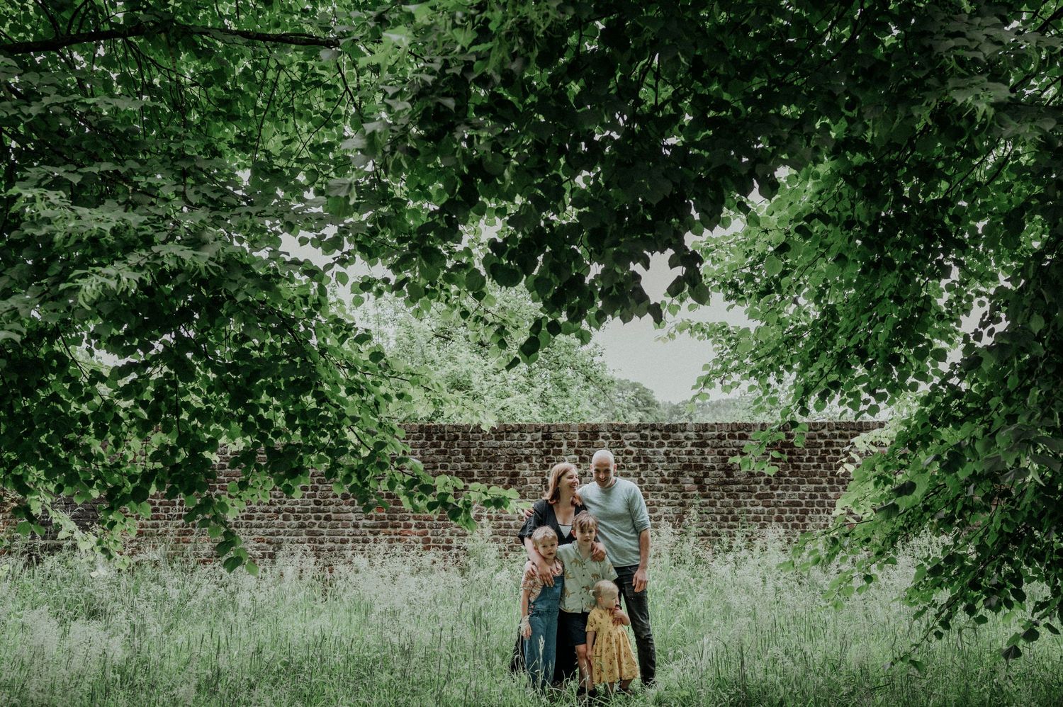 Een foto van een gezin tussen het groen in de Abdij van Park, in Leuven.