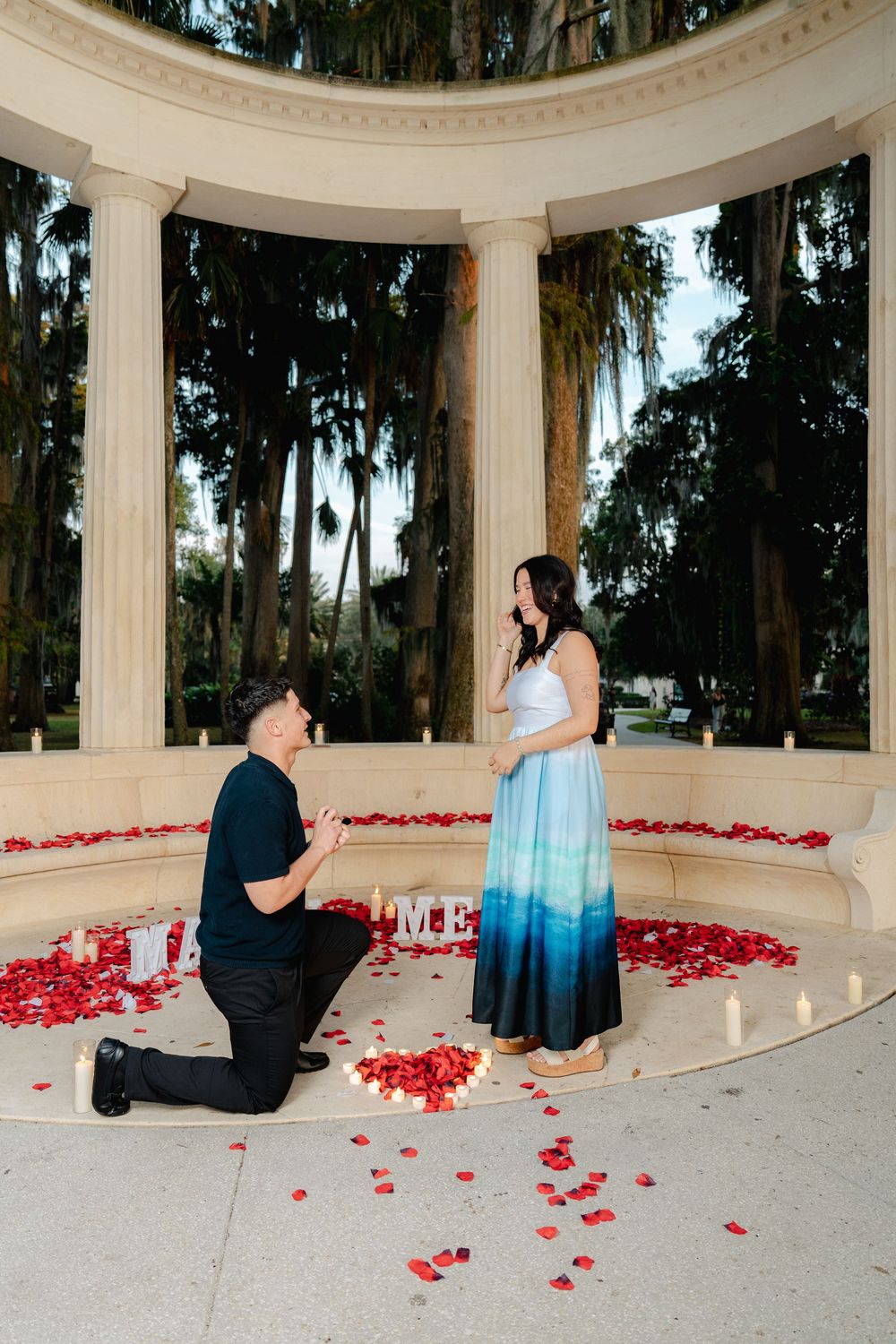 Fotografía de compromiso con los novios en parque. 
Engagement photos in the park
© Photography by Iela LLC