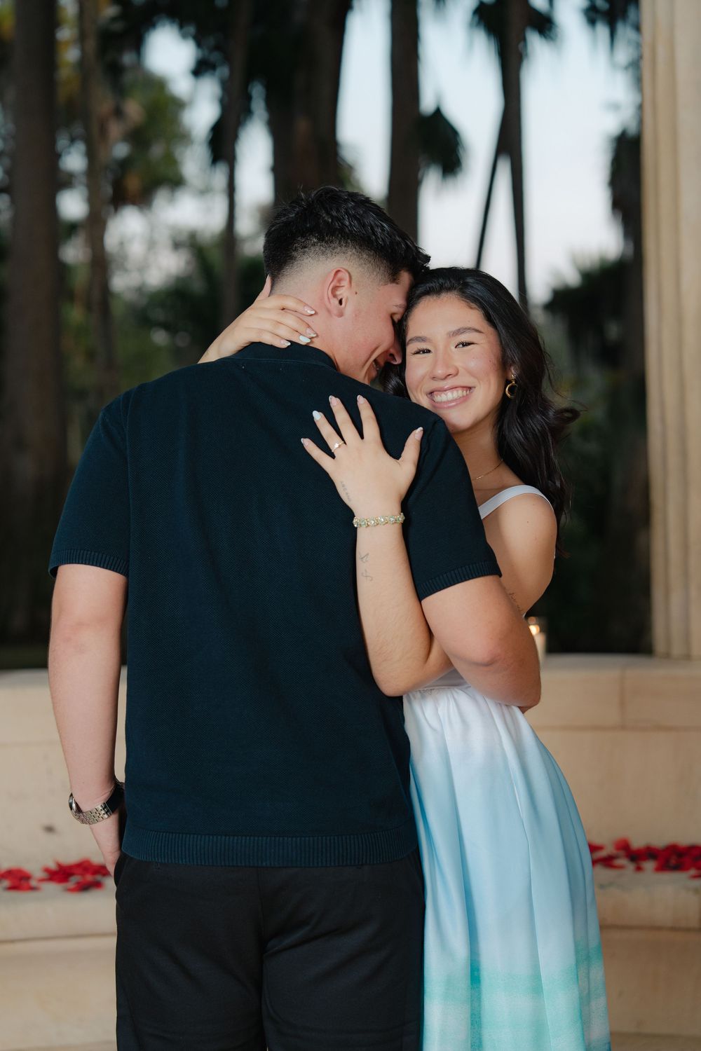 Fotografía de compromiso con los novios en parque. 
Engagement photos in the park
© Photography by Iela LLC