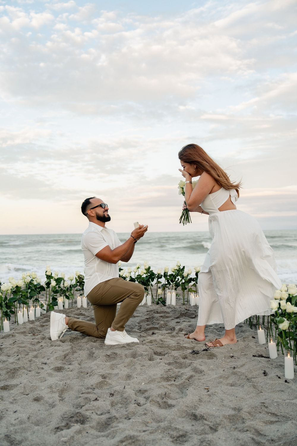 Fotografía de compromiso con los novios en playa. 
Engagement photos in the beach
© Photography by Iela LLC