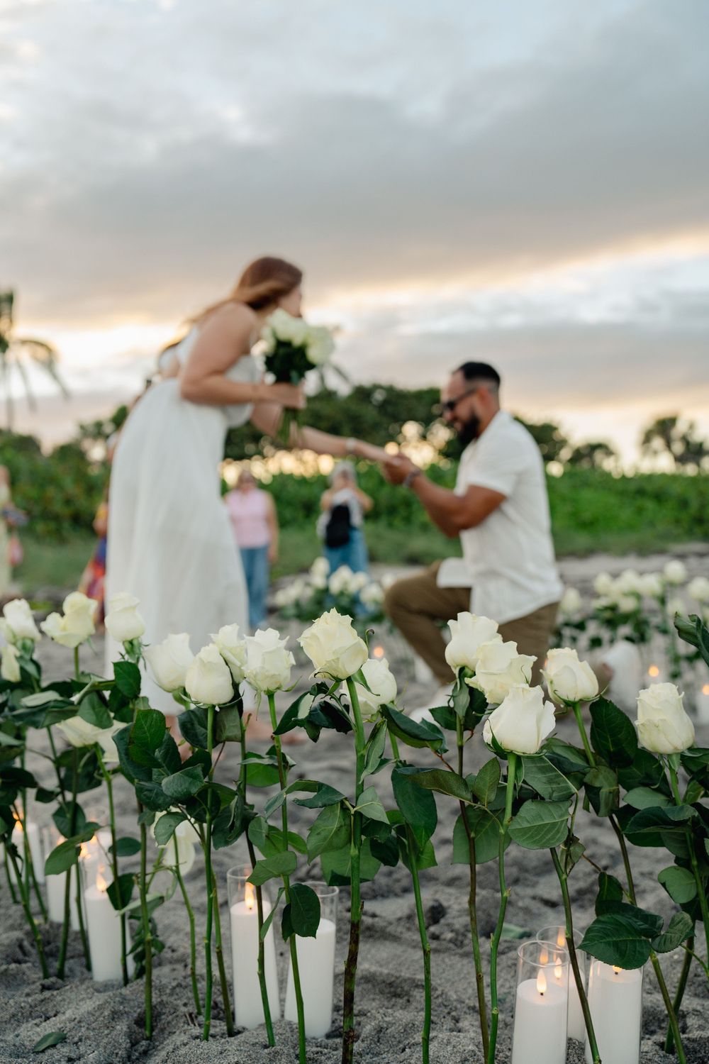 Fotografía de compromiso con los novios en playa. 
Engagement photos in the beach
© Photography by Iela LLC