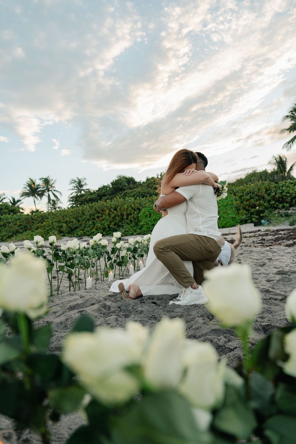 Fotografía de compromiso con los novios en playa. 
Engagement photos in the beach
© Photography by Iela LLC