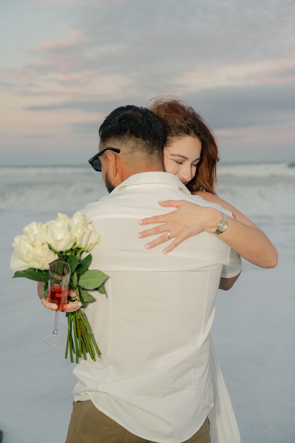 Fotografía de compromiso con los novios en playa. 
Engagement photos in the beach
© Photography by Iela LLC