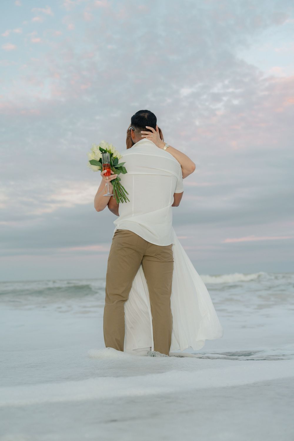 Fotografía de compromiso con los novios en playa. 
Engagement photos in the beach
© Photography by Iela LLC