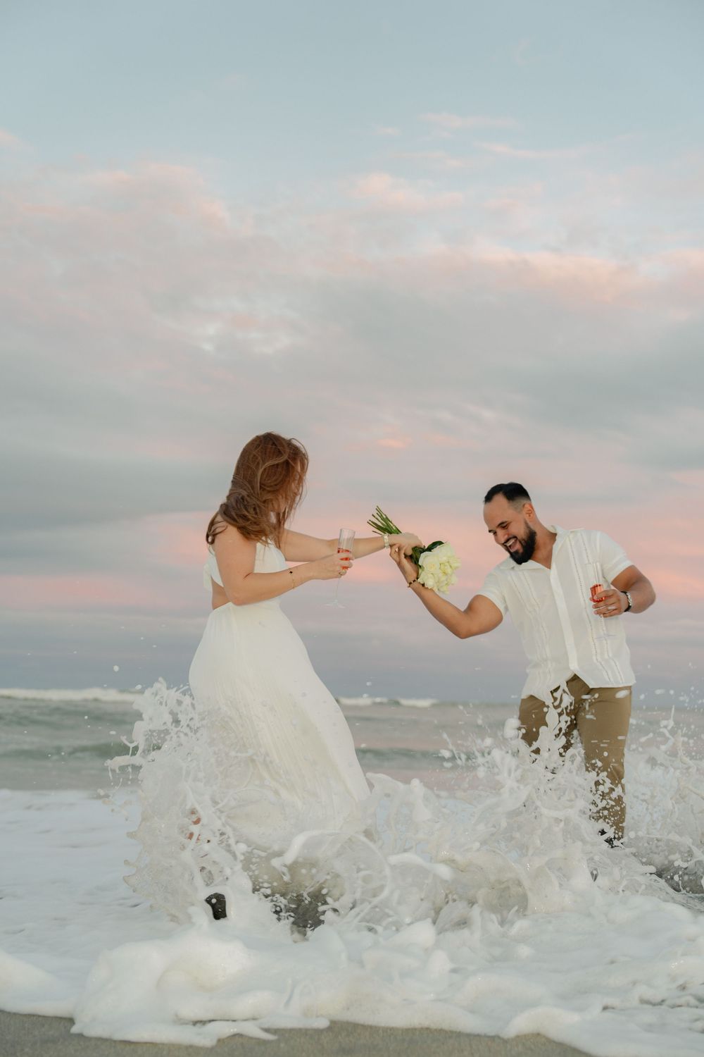 Fotografía de compromiso con los novios en playa. 
Engagement photos in the beach
© Photography by Iela LLC
