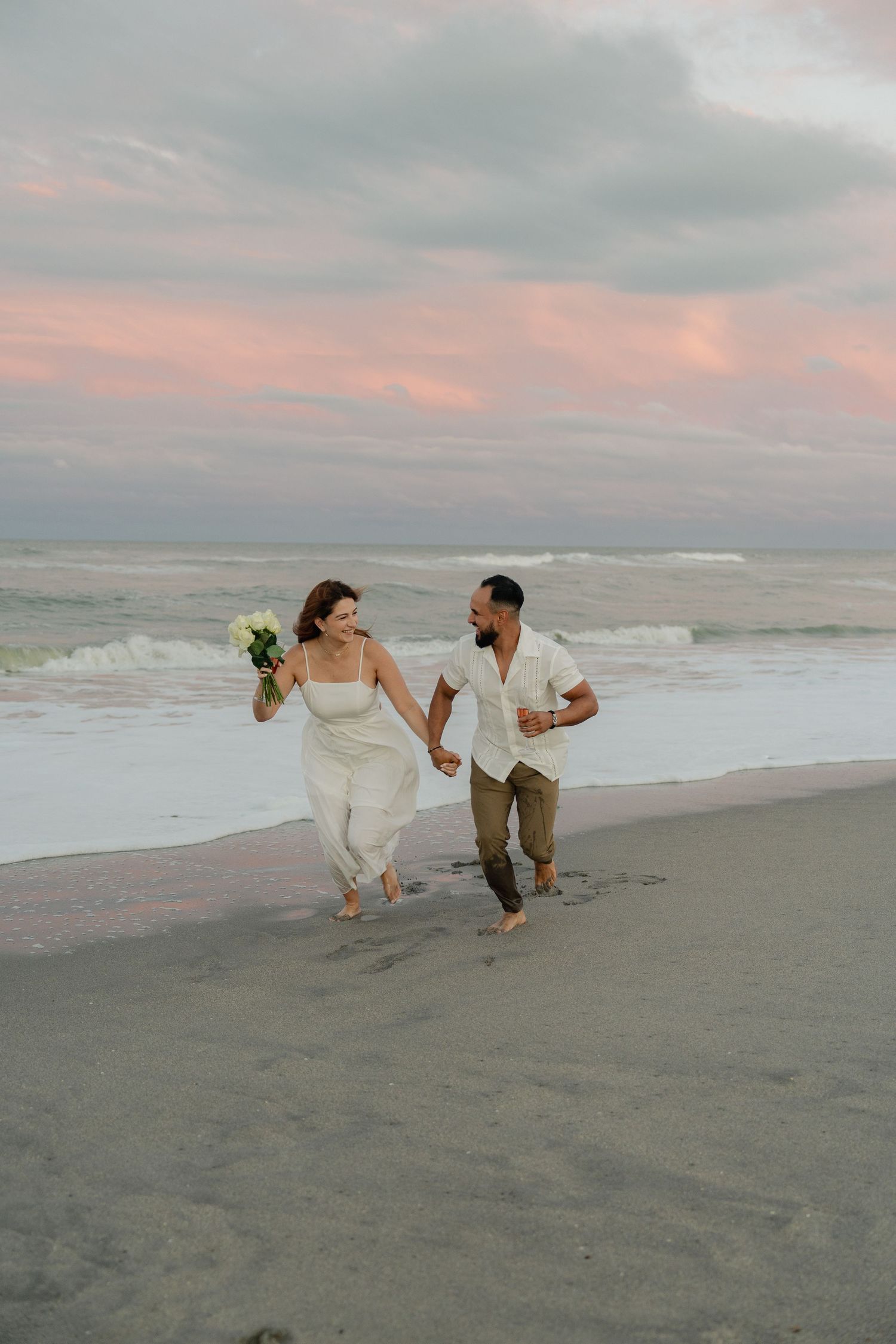 Fotografía de compromiso con los novios en playa. 
Engagement photos in the beach
© Photography by Iela LLC