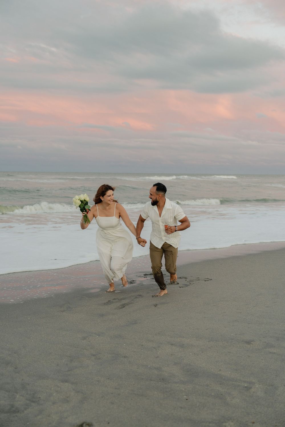 Fotografía de compromiso con los novios en playa. 
Engagement photos in the beach
© Photography by Iela LLC