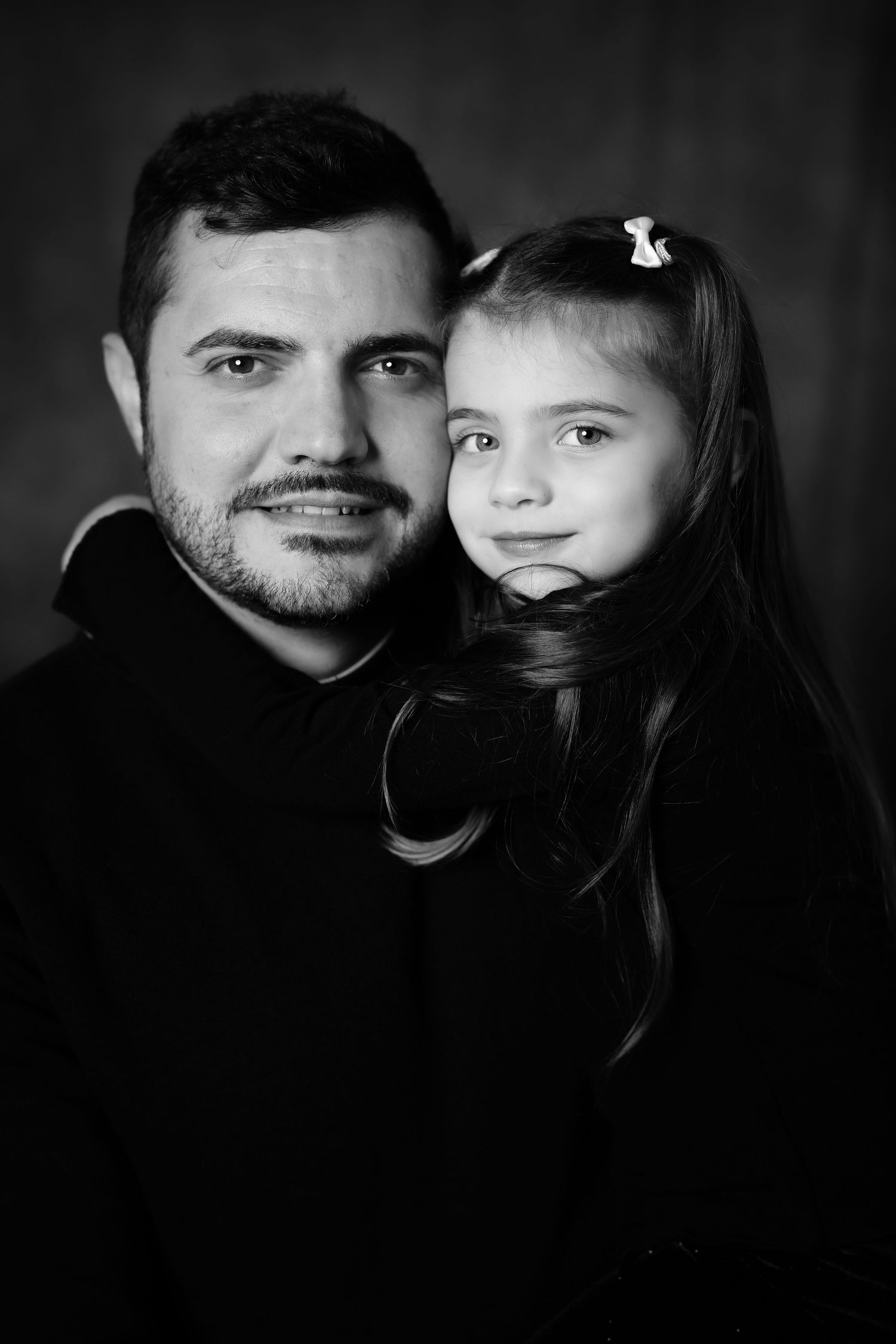 Papà e figlia abbracciati durante un ritratto fotografico in studio a Sanremo per la Festa del Papà