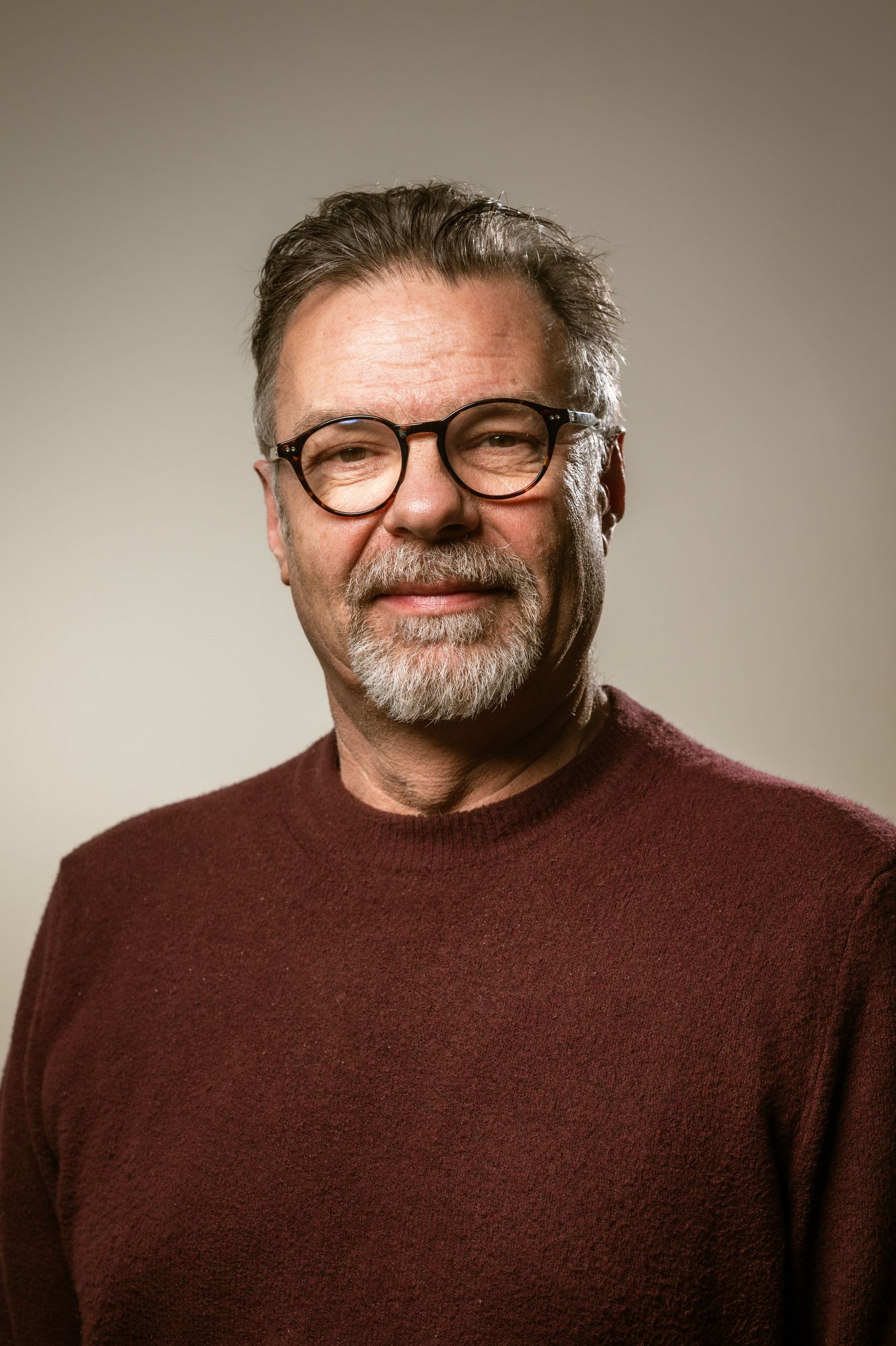 Zakelijk portret van mannelijke professional met bril, studiofoto voor sterke LinkedIn profielfoto en professionele uitstraling online