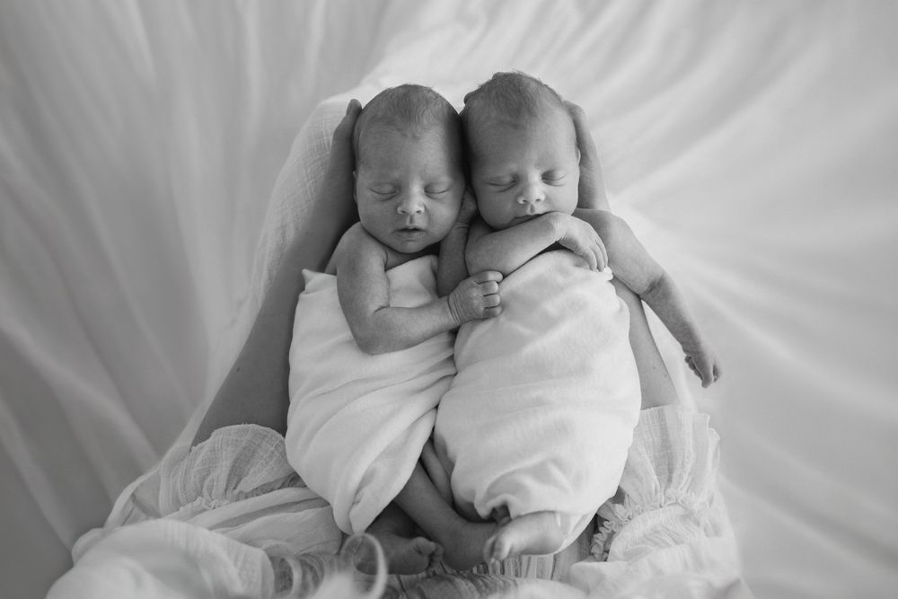 Newborn photoshoot Helsinki. Vastasyntyneen kuvaus, jossa kaksoset studiossa Pitäjämäellä. Vauvakuvaus Helsinki