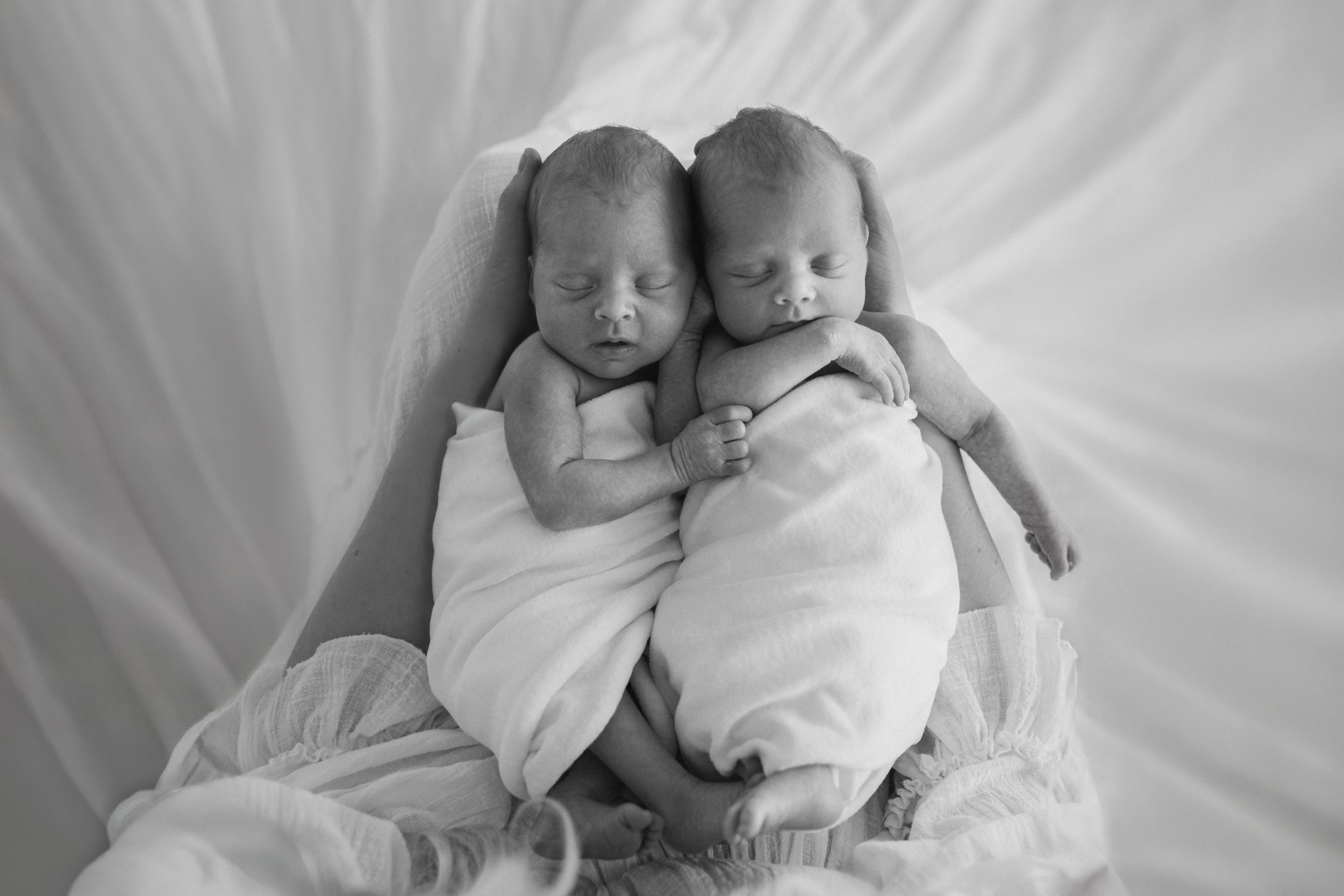 Newborn photoshoot Helsinki. Vastasyntyneen kuvaus, jossa kaksoset studiossa Pitäjämäellä. Vauvakuvaus Helsinki