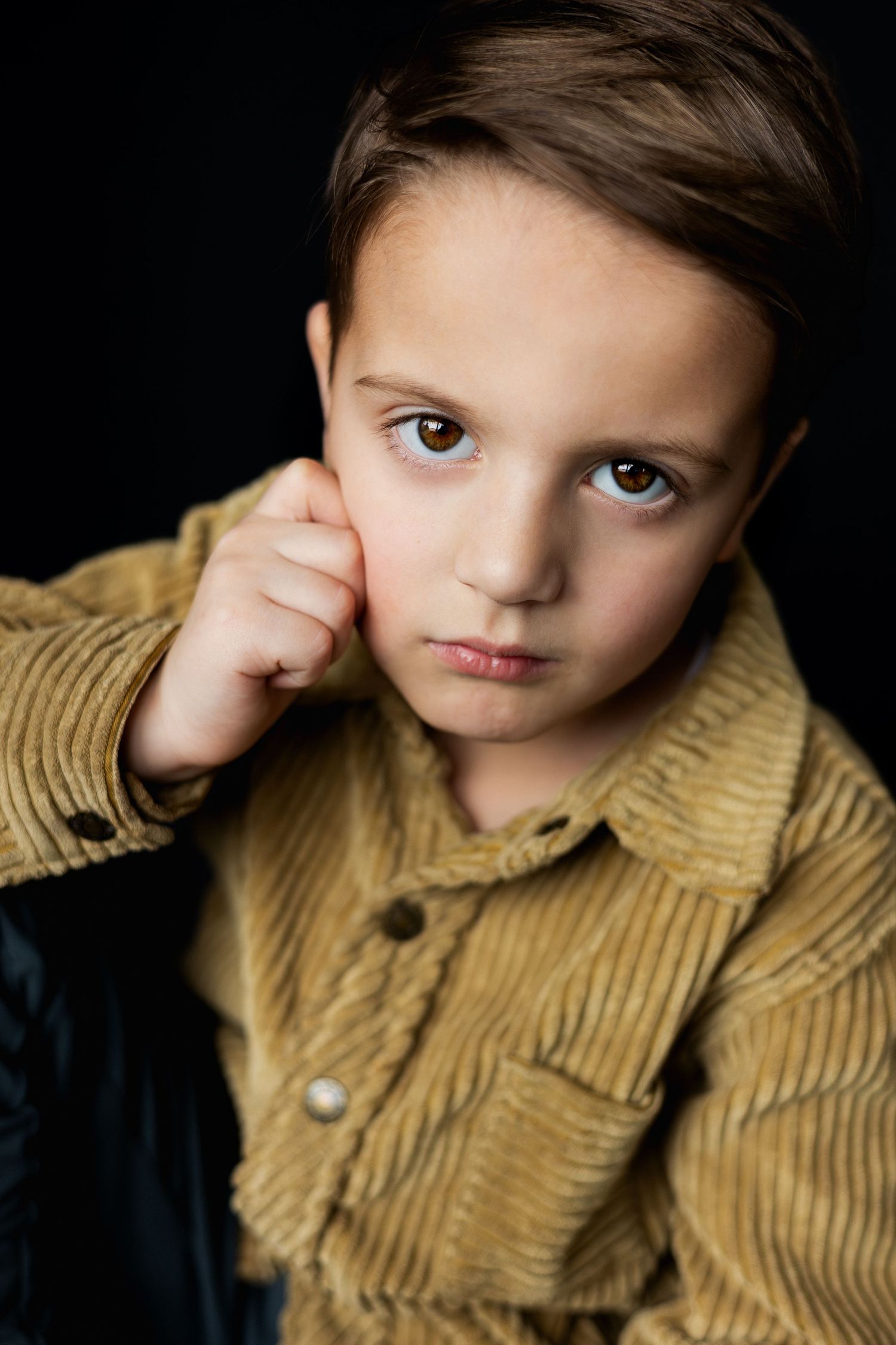professionele portretfotografie kind zwart witte achtergrond