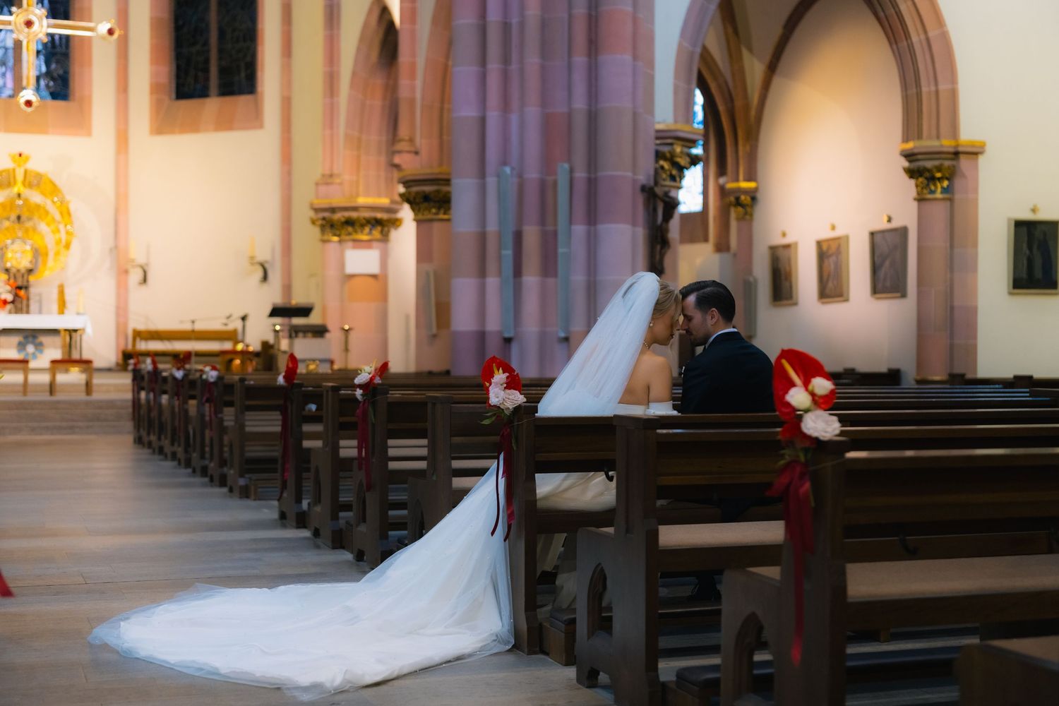 Kirchliche Trauung Berlin – Brautpaar sitzt gemeinsam in der Kirche kurz vor dem Ja-Wort