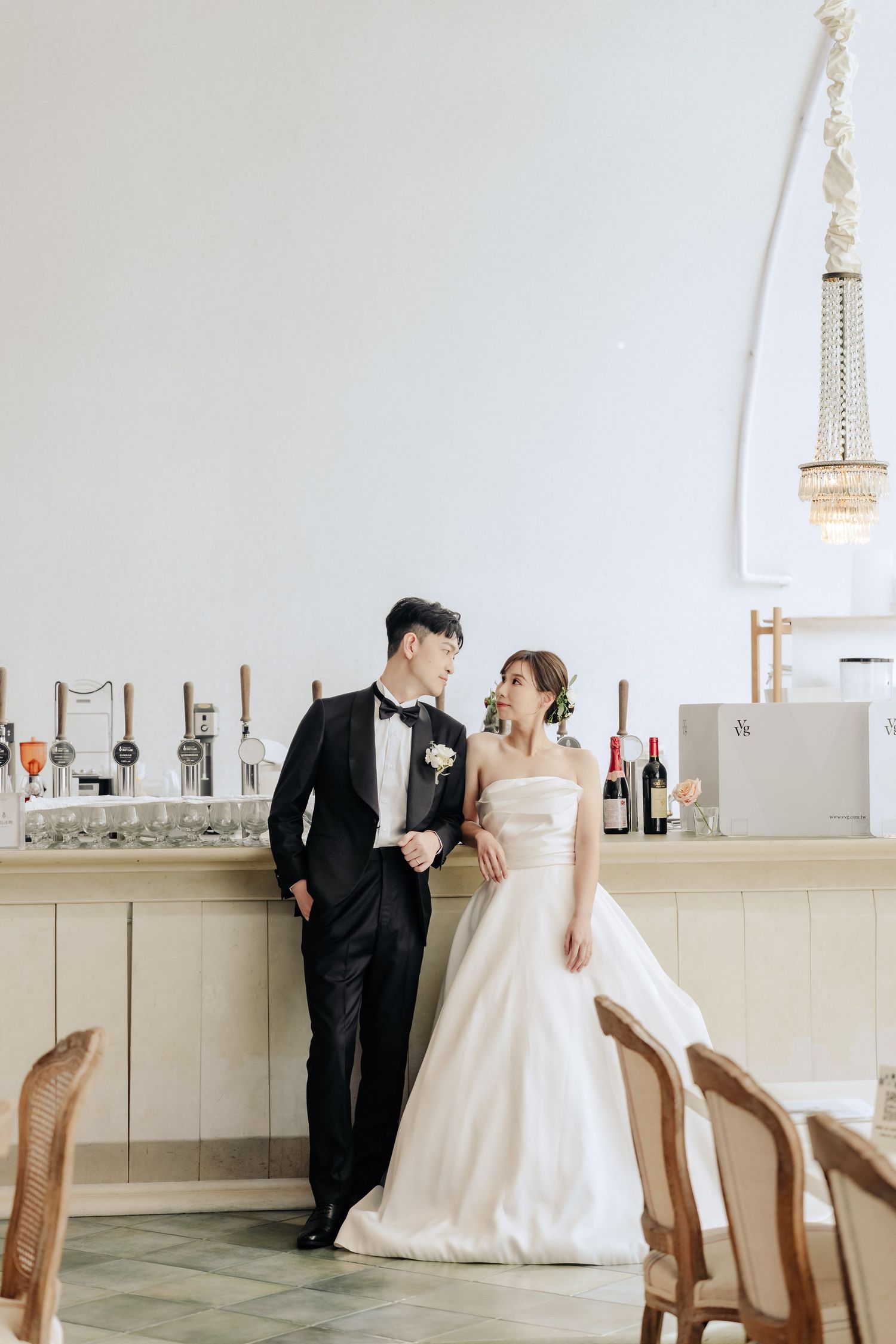 台灣婚禮攝影紀錄，室內證婚結合古典美式風格場地，歐式線條與自然光營造高級純白質感。婚禮採buffet形式，打造自由浪漫的互動氛圍，新娘造型素雅精緻，新郎為音樂家，整體情緒細膩而真實。渴望影像在台中VVG，捕捉自然互動，呈現電影感婚禮畫面，是尋找婚禮攝影推薦與自然風的理想參考建議。
