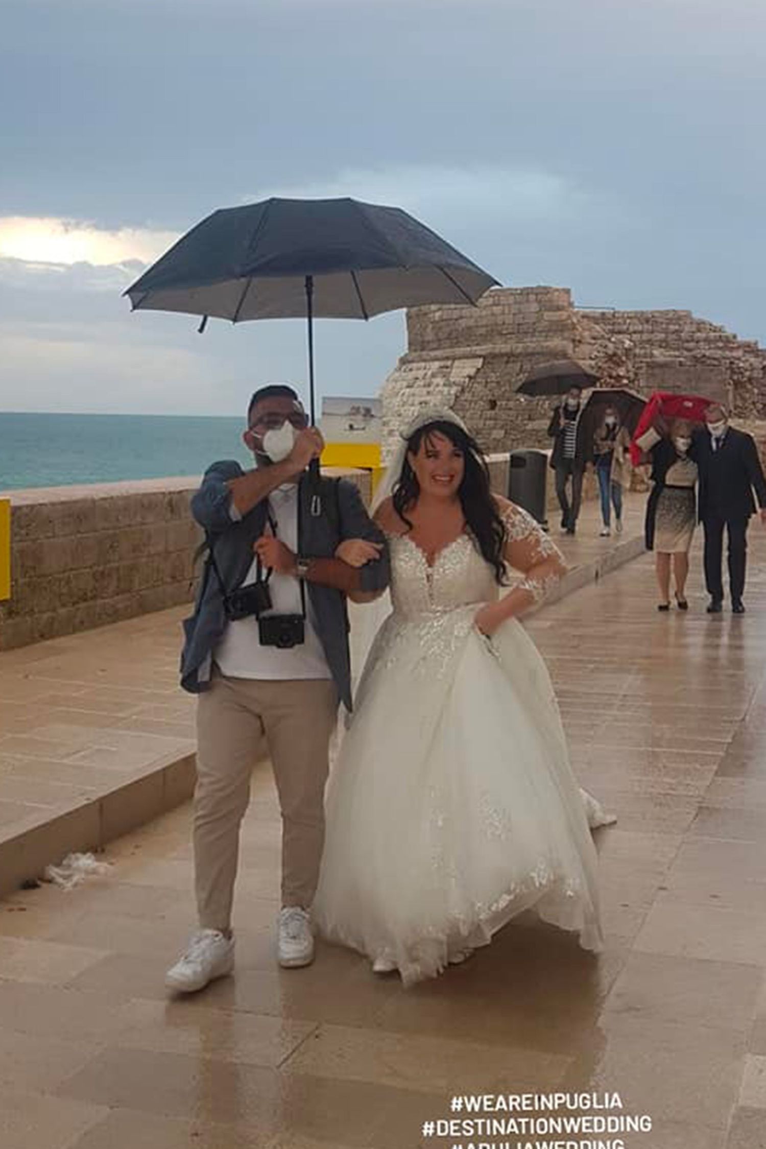 Hochzeitsfotograf Fabio Marras begleitet die Braut bei Regen in Monopoli Apulien