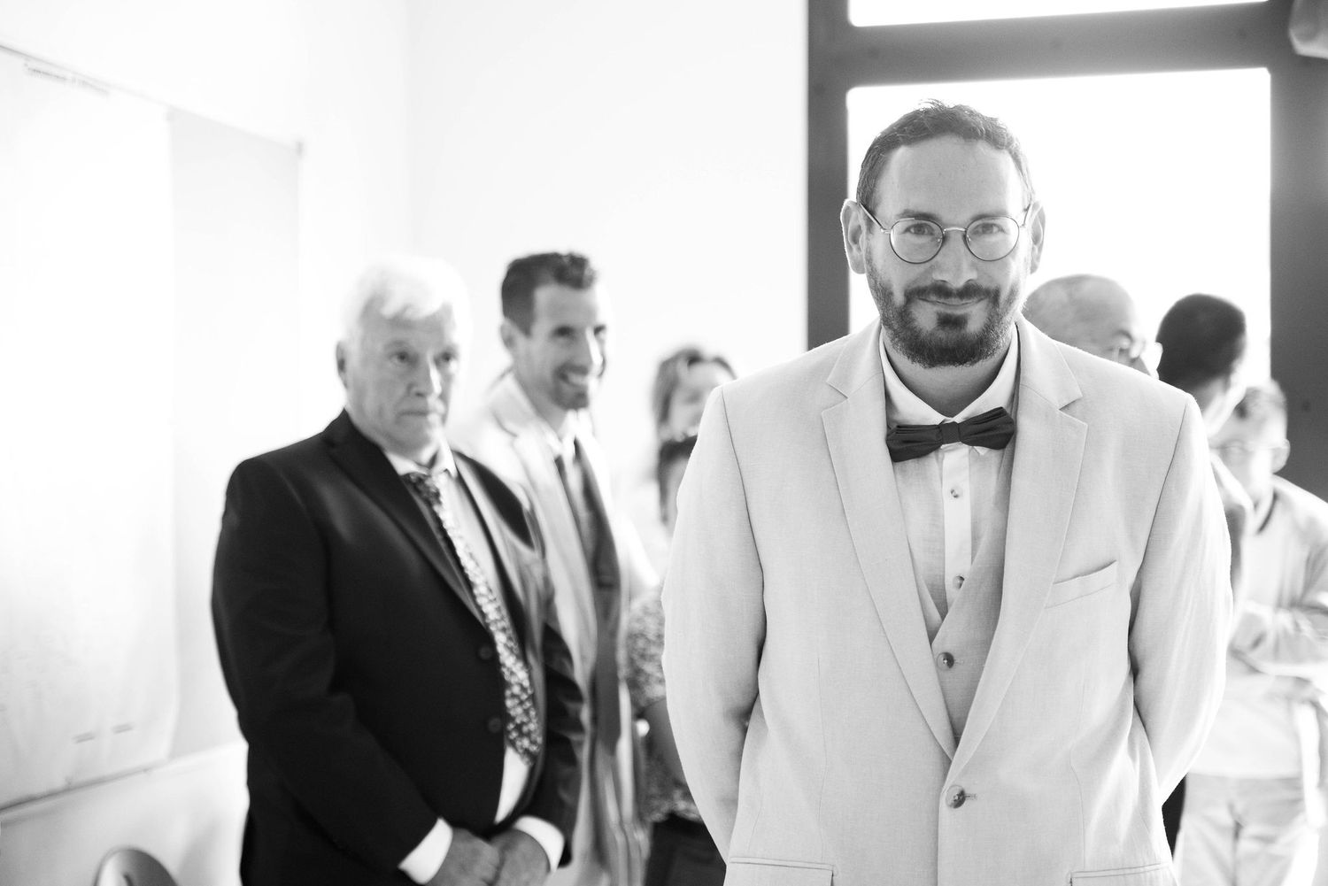 Marié attendant sa future épouse lors d'une cérémonie civile – Photographe de mariage en Centre-Val de Loire