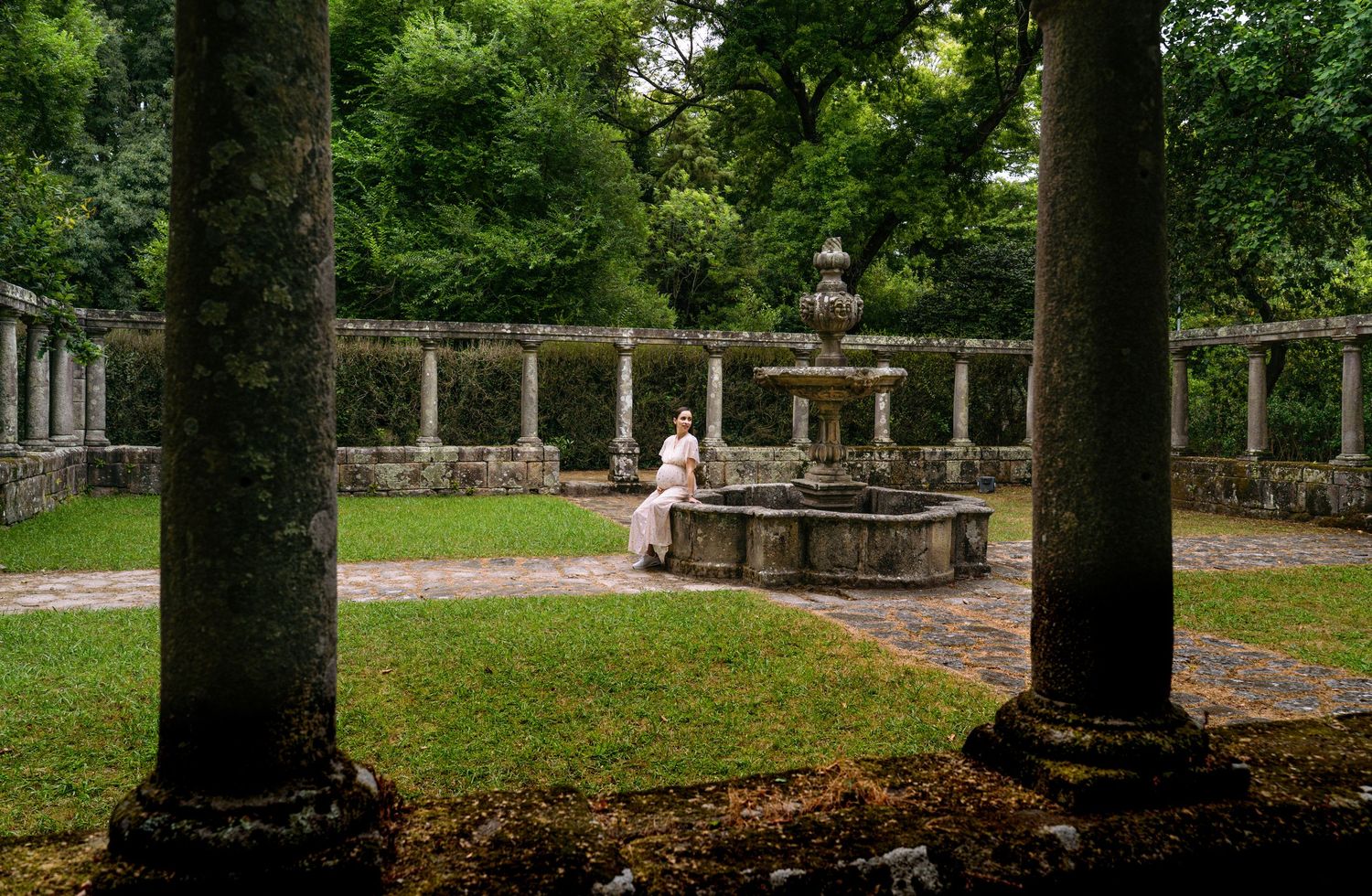 Sessão fotográfica de grávida no jardim, com fonte muito bonita e antiga. Sessão de fotos do fotógrafo de grávidas, Isidro Dias.