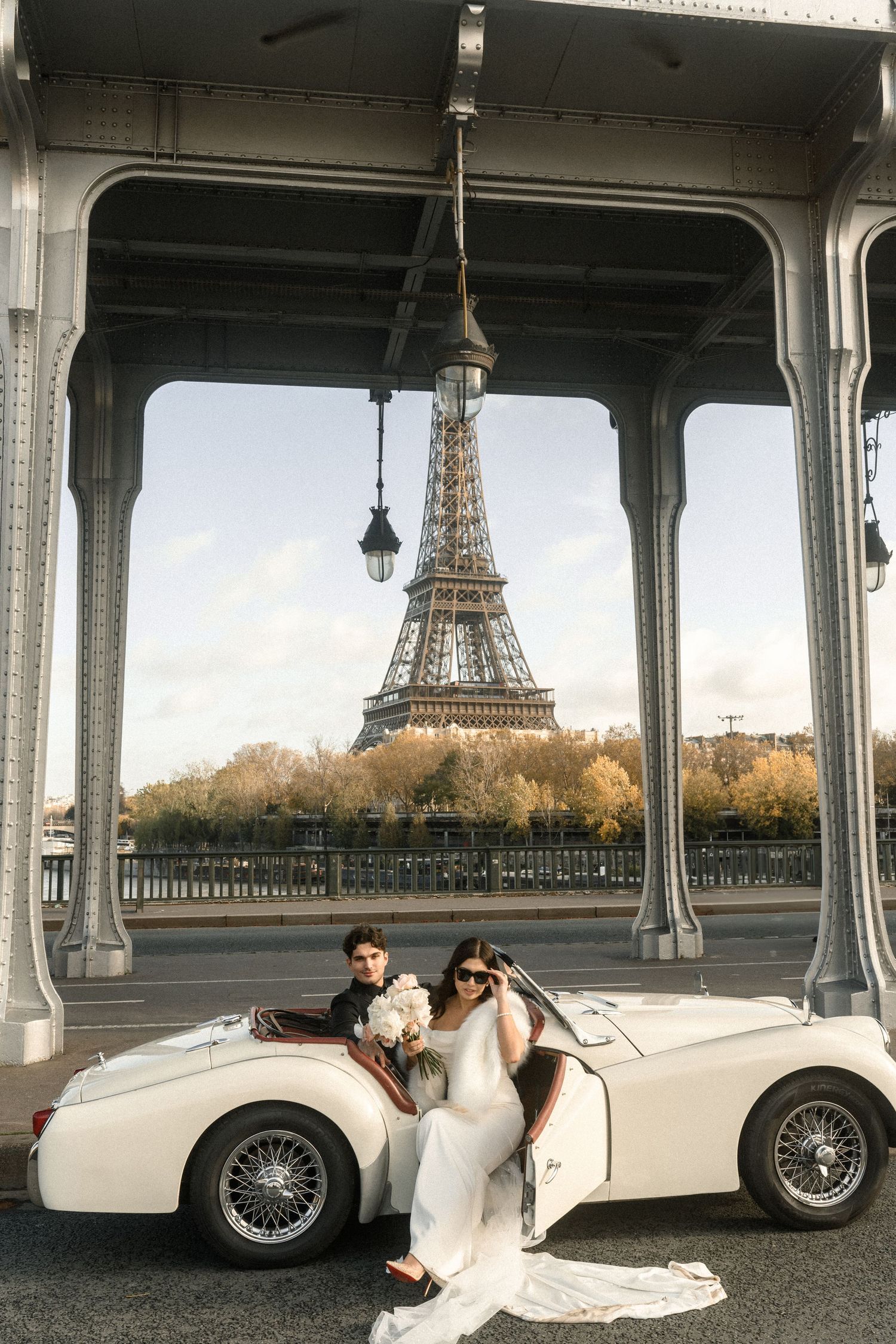 street photo eiffel tower groom and bride