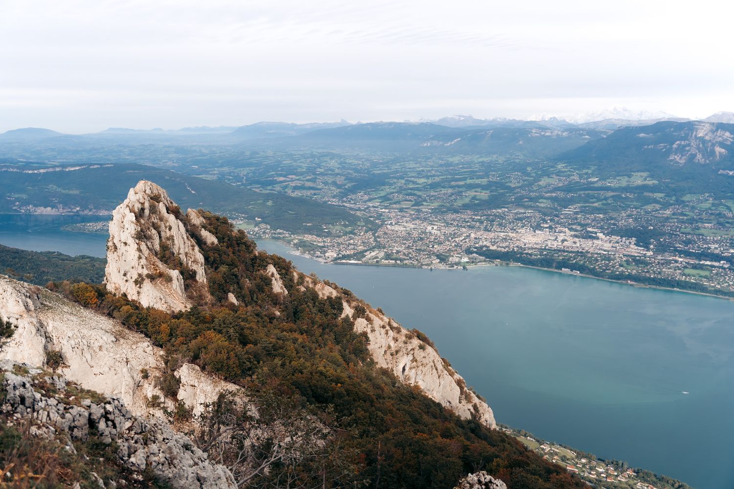 Molard Noir et Dent du chat au dessus du lac du bourget