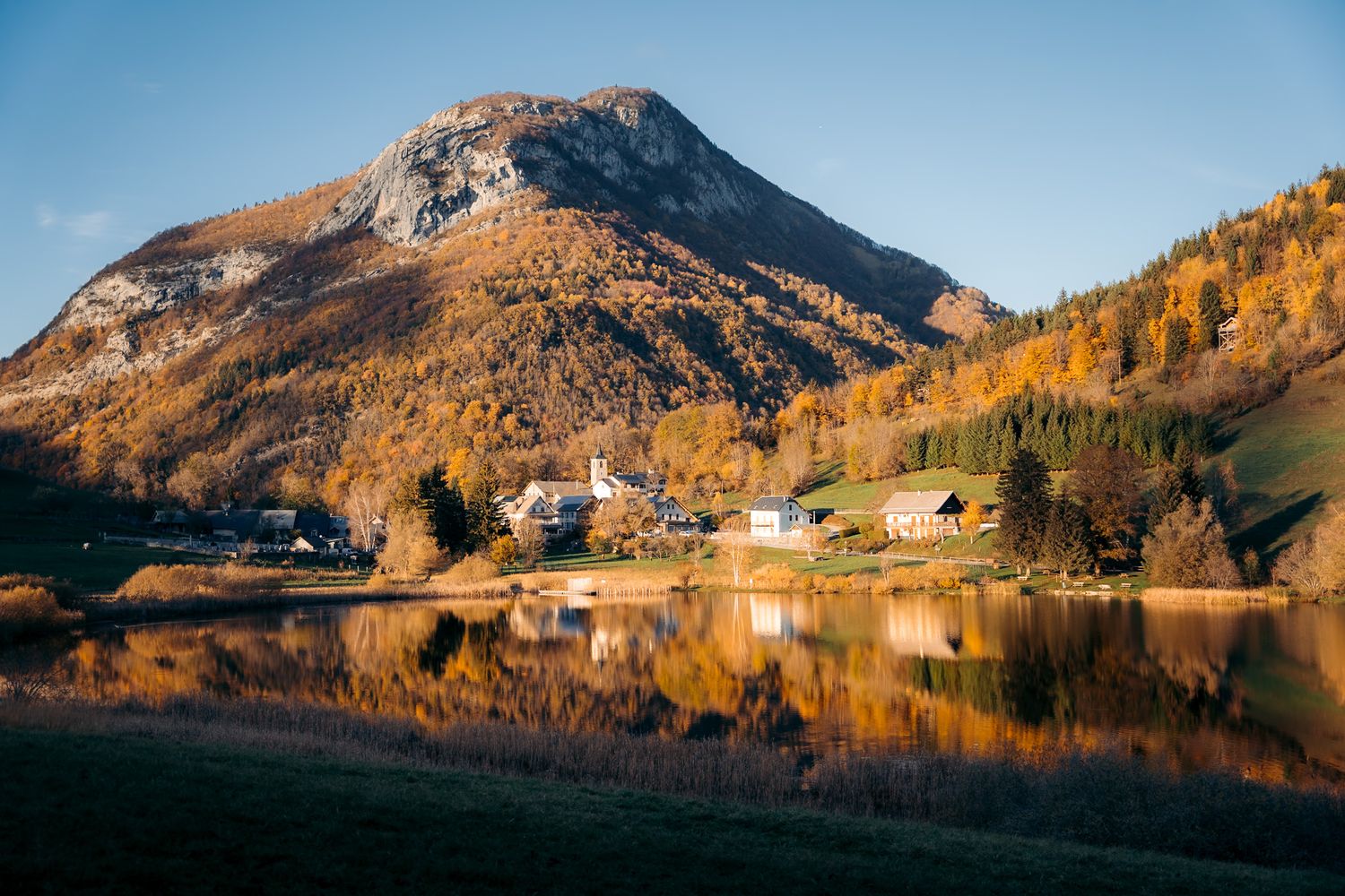 Lac de la Thuile dans les Bauges en automne