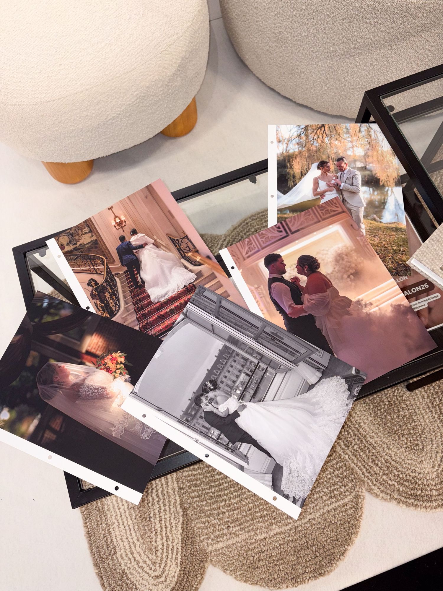 Collection de photographies de mariage sur une table.