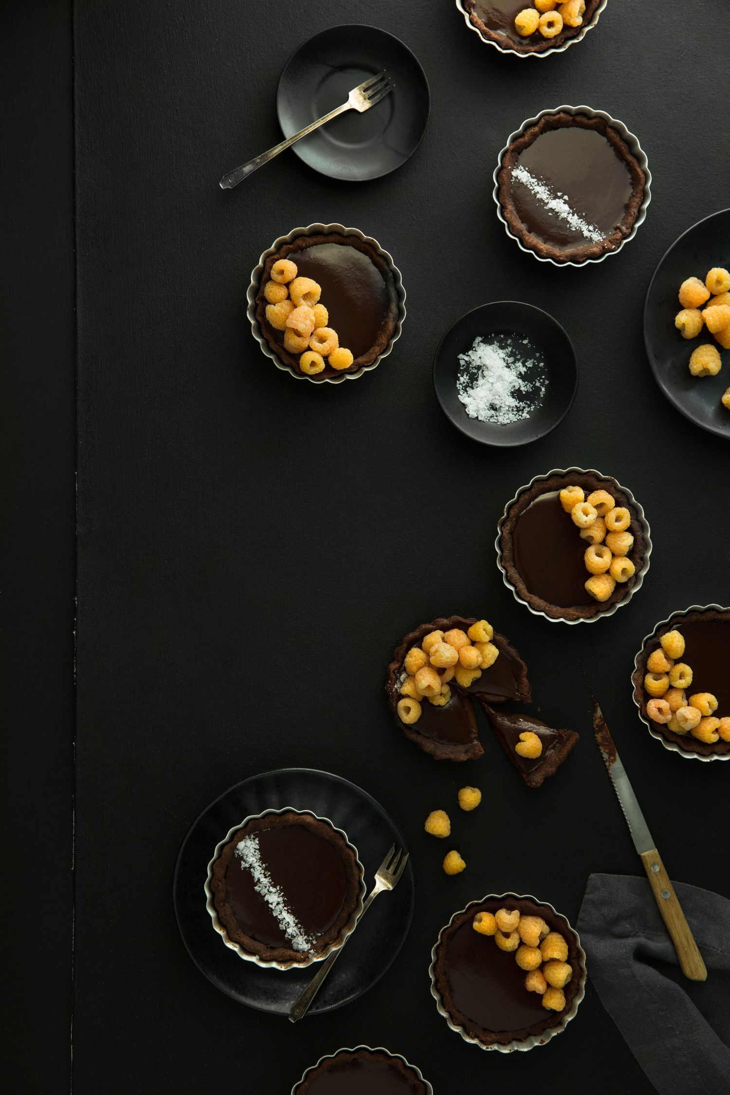 Chocolate tarts with white raspberries