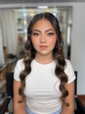 Maquillaje y peinado social para grado