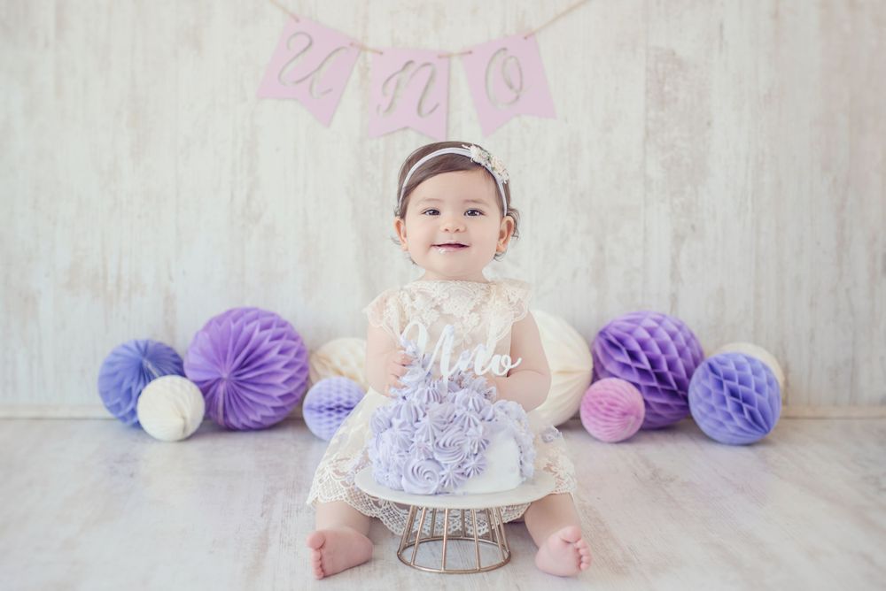 Fotografía familiar y de bebés en estudio, momentos espontáneos y luz natural. Estudio en Reñaca. Smash the Cake, Sesión Cumpleaños.